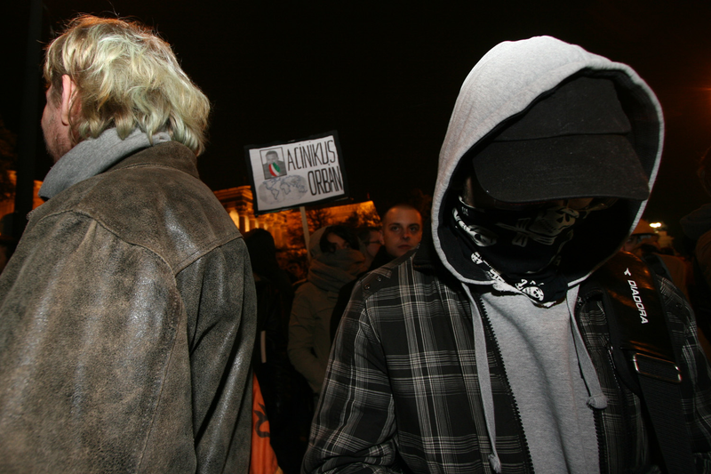 Illustration for article titled Miles de personas protestan en Budapest contra el impuesto de Internet